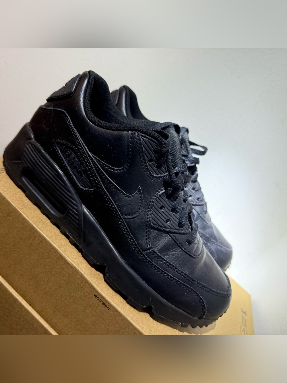 Kids Black Athletic Sneakers 5Y / Womens 6 Classic Leather Trainer